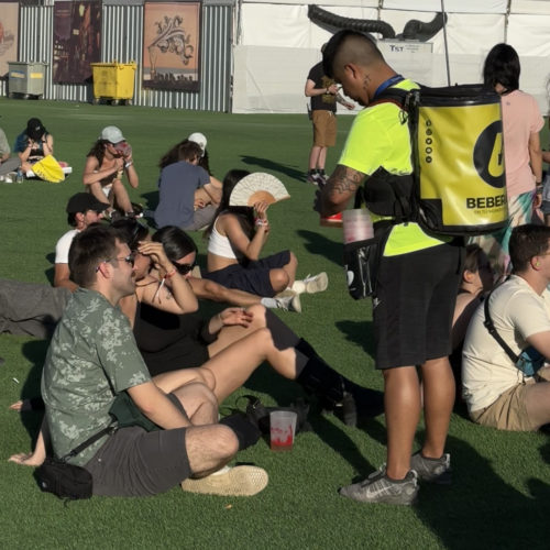 Sentados pidiendo cerveza