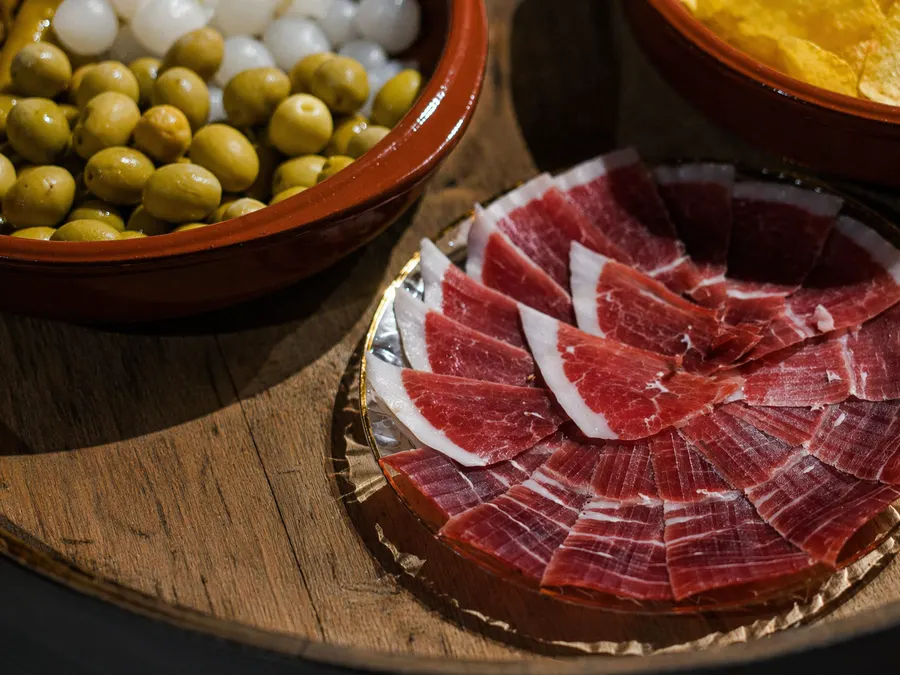 Aceitunas y jamón del catering BB&Food