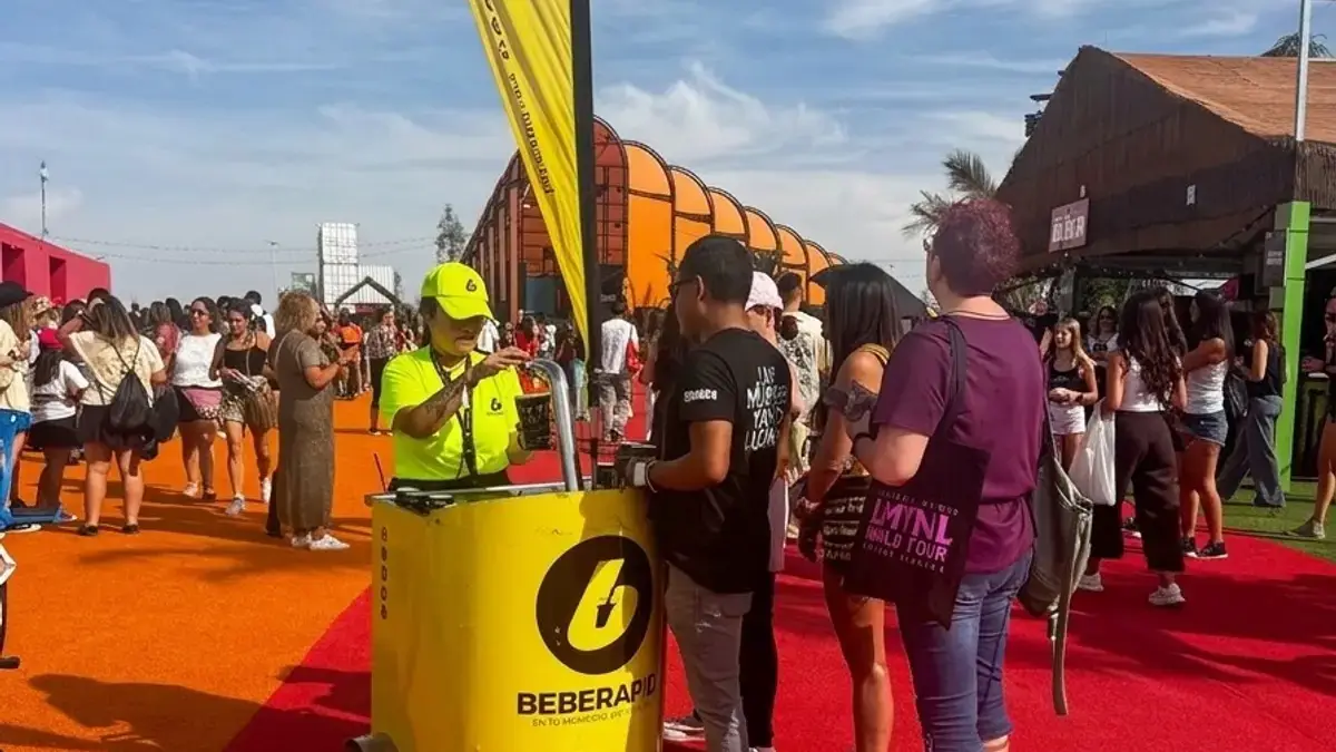 Carro de cerveza de BEBERAPID atendiendo a fans en Macondo Park durante los conciertos de Shakira en Madrid