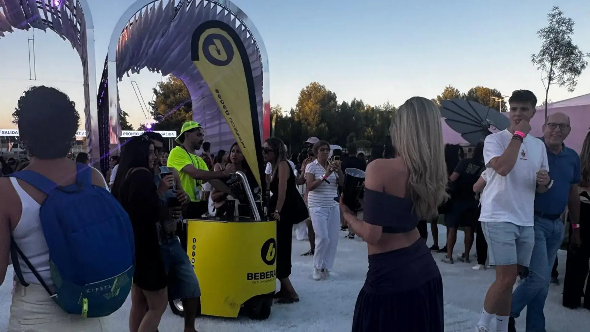 Carro de cerveza de BEBERAPID al atardecer en Macondo Park, antes del concierto de Shakira