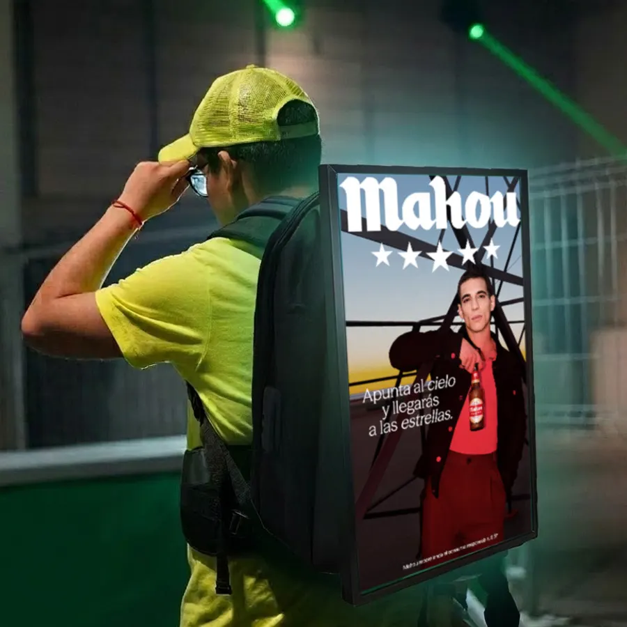 Mochila pantalla con publicidad de Mahou